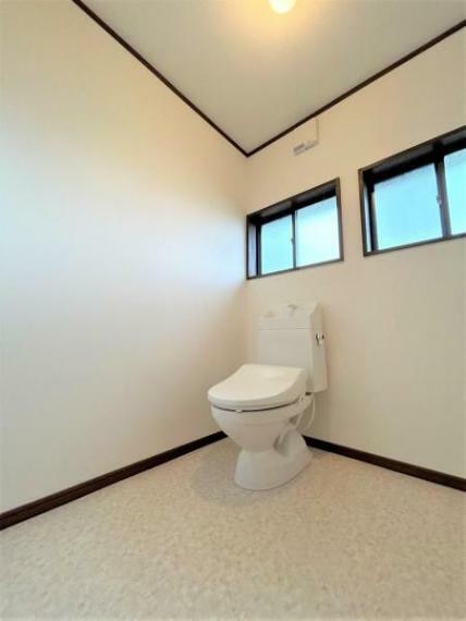 トイレ 【リフォーム後】トイレはジャニス製の新品に交換しました。床はクッションフロア張替え、壁もクロスを張替えを行いました。清潔感のある空間です。