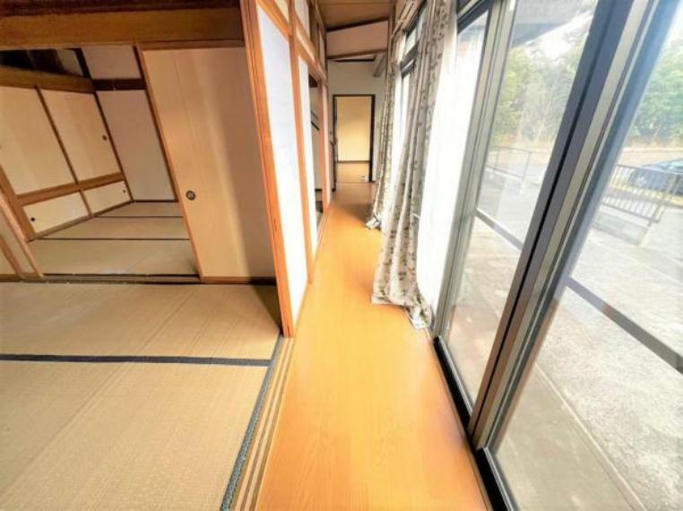 和室 【リフォーム中】広縁のお写真です。床やサッシはクリーニングを行います。