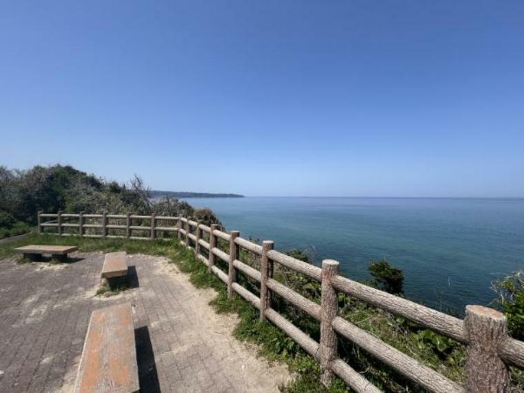 【周辺環境】龍見台まで約1300m（徒歩約17分）。美しい鳥取の海岸線が見渡せます。朝のお散歩コースにいかがでしょうか。