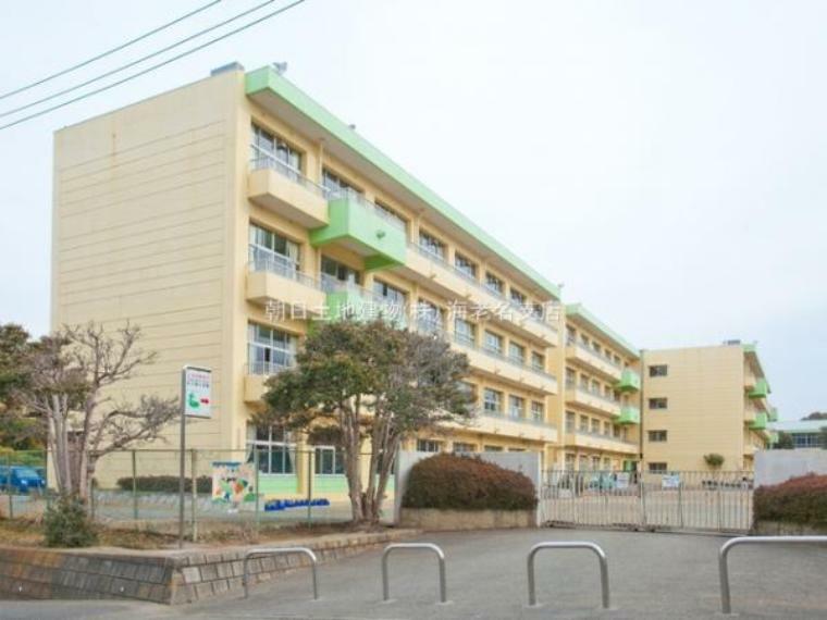 小学校 【海老名市立杉久保小学校】800m　緑溢れるのびのびした小学校です。