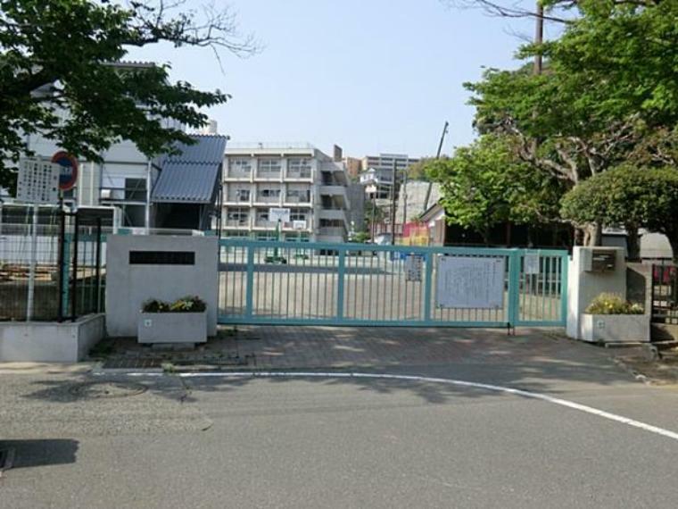 小学校 横浜市立六浦小学校まで約140m