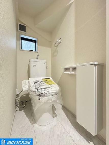 トイレ ・清潔感のある明るいトイレ空間。快適なトイレタイムに欠かせない温水洗浄便座付きです・窓付きで明るく換気も充分なトイレです棚の設置があり、トイレットペーパーやお掃除道具などもスッキリ収納できます