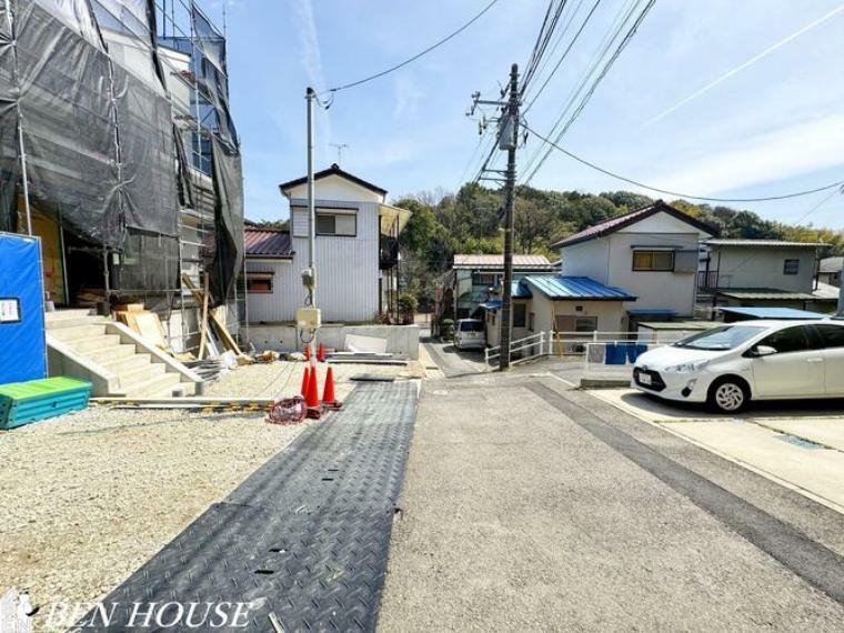 現況写真 前面道路含む外観・見通しの良い前面道路でお車の駐車も楽々です！