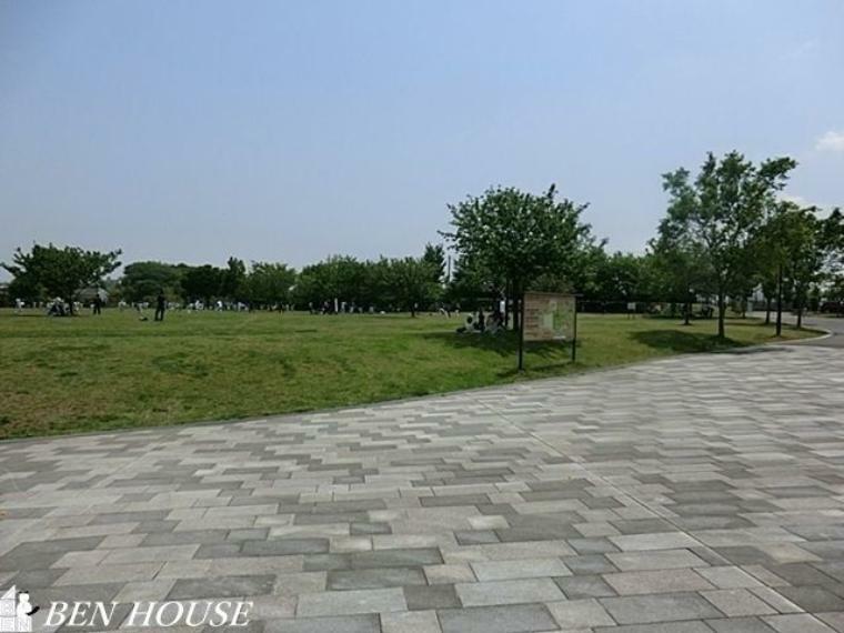 公園 長坂谷公園 徒歩1分。樹々に囲まれた気持ちのよい公園です。