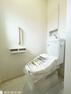 発電・温水設備 トイレ（同仕様参考写真）・温水洗浄付きトイレを各階に設置。朝の忙しい時間帯もスムーズに準備ができます。