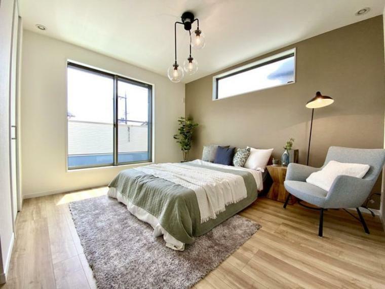 寝室 【IoT住宅のココがすごい】カーテンの開閉も自動で行えます。起床時間に合わせてセットすれば自然と太陽の光で起きることができ、心身ともに健康で心地よい朝を迎えることができます。