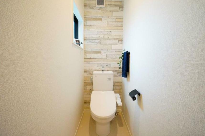 同仕様写真（内観） 【同仕様写真】トイレは温水洗浄付き便器です。壁紙の色、窓の配置等、一邸一邸のこだわりをぜひ現地でご覧ください。