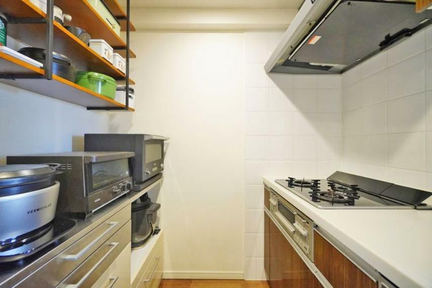 キッチン 収納力の高いキッチンです。食洗機、ディスポーザーが採用され設備は充実しています。