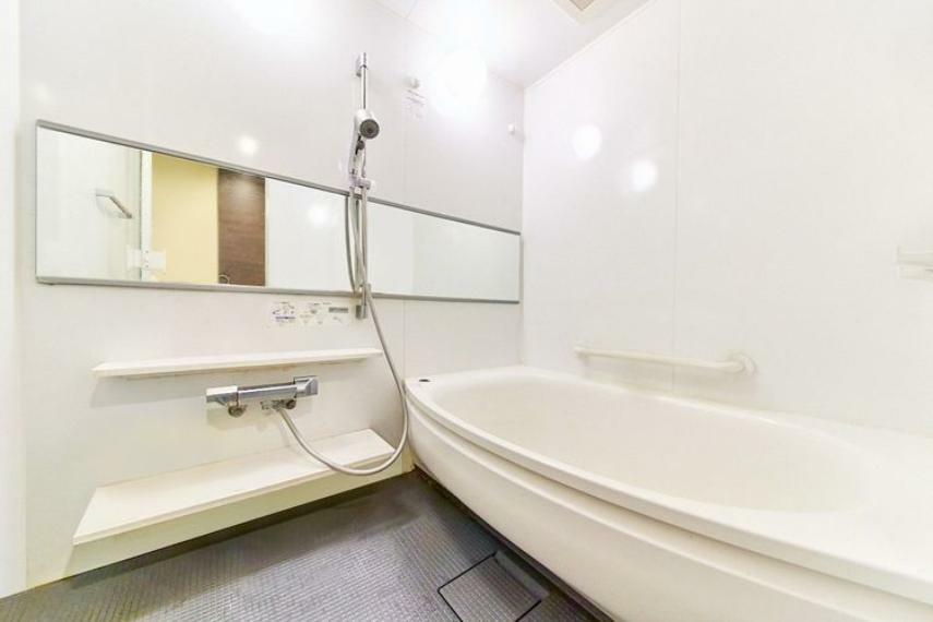 浴室 ゆとりのあるバススペースは嬉しい追い焚き機能、浴室暖房乾燥機能付き。※画像はCGにより家具等の削除、床・壁紙等を加工した空室イメージです。