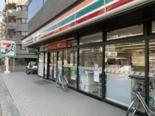 コンビニ セブンイレブン南浦和文化通り店（セブンイレブンは近くて便利を掲げています。近くとは、心の近さ。便利とはモノが期待以上の品質でお客さまに届くこと。セブン銀行など新しいサービスを積極的に導入しています。）