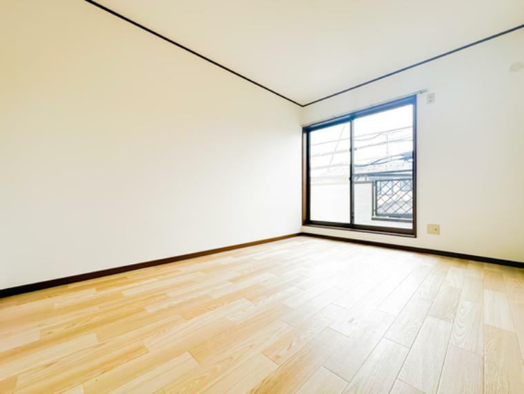 洋室 ホワイトベースの居室は、飽きが来ず家具やレイアウトが映えるお部屋です。2024/4/4撮影