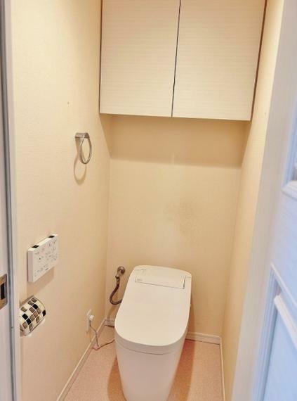 トイレ 清潔感のあふれる奥行きのある空間。狭いと落ち着かない部分もありますが、この奥行きがあれば、落ち着けそうですね。温水洗浄便座になっており、より快適な仕様になっております。