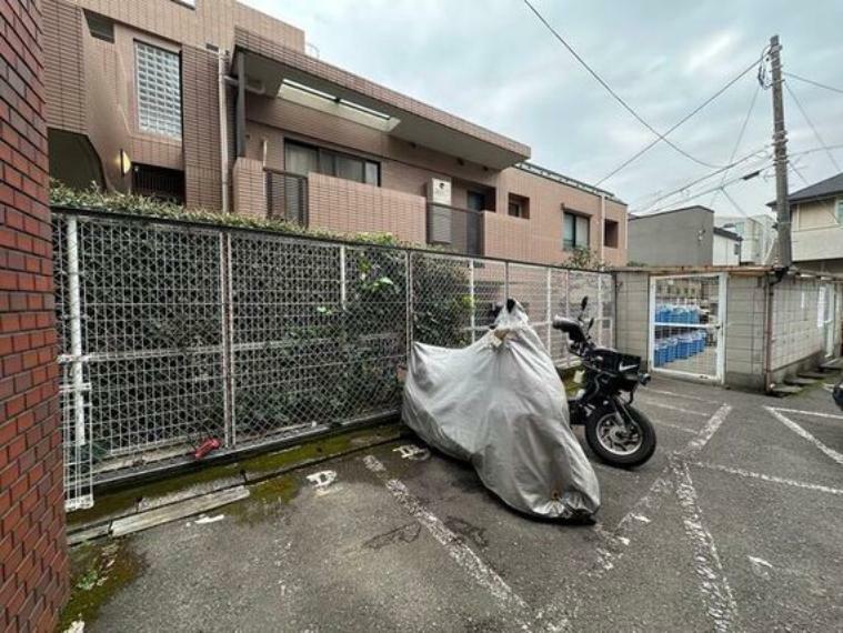 敷地内バイク置き場。