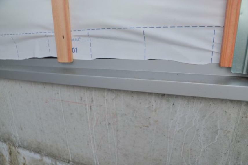 冷暖房・空調設備 基礎パッキング工法とは、床下の換気確保のため基礎と土台の間に緩衝材を挟み込む工法です。土台の下に数十センチの間隔で設置されるため、全体的な隙間が生まれます。床下換気口に比べて高い通気性が確保されます。