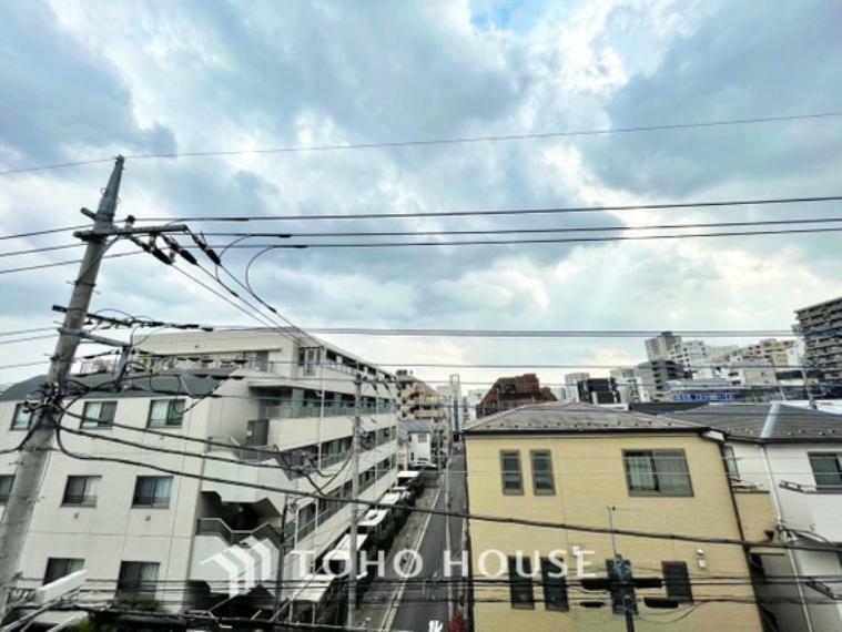 眺望 【BALCONY】BLUE SKY自然の心地よさに包まれる。大開口の外に広がるのは爽やかな青空。