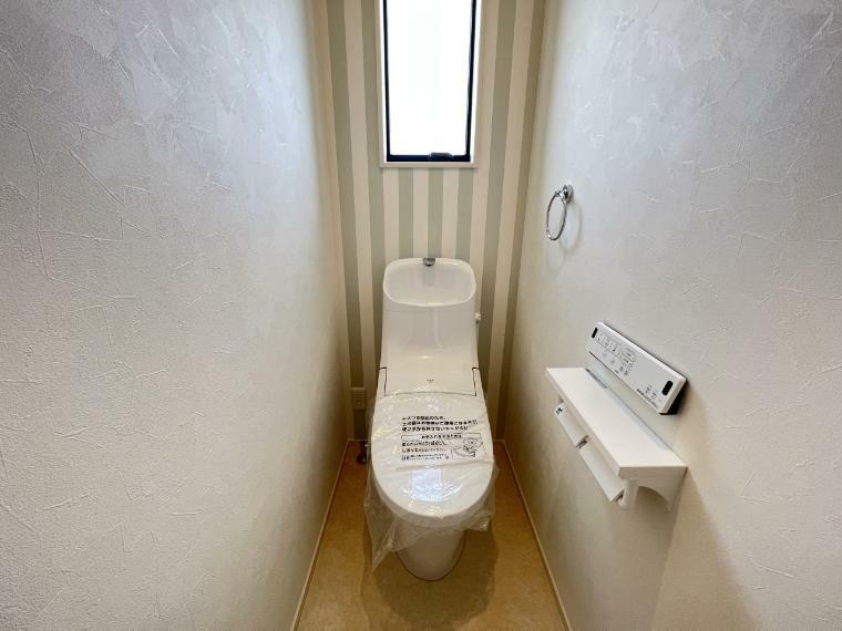 同仕様写真（内観） トイレは各階にご用意。ウォシュレット機能付き（同仕様）