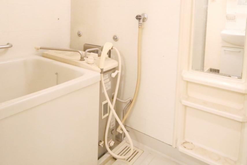 発電・温水設備 浴室内の給湯器です