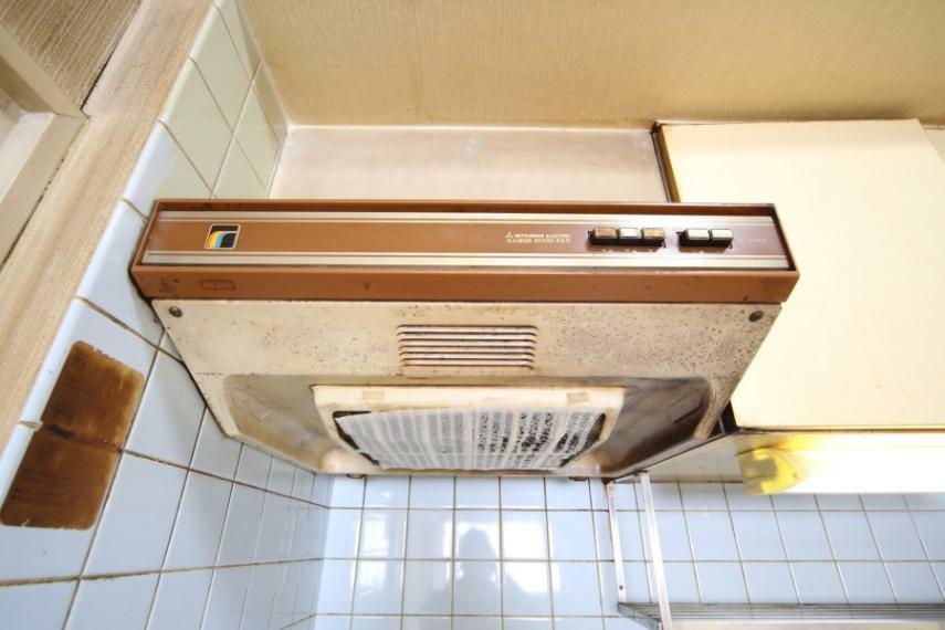 冷暖房・空調設備 キッチン上部の、レンジ換気扇です。