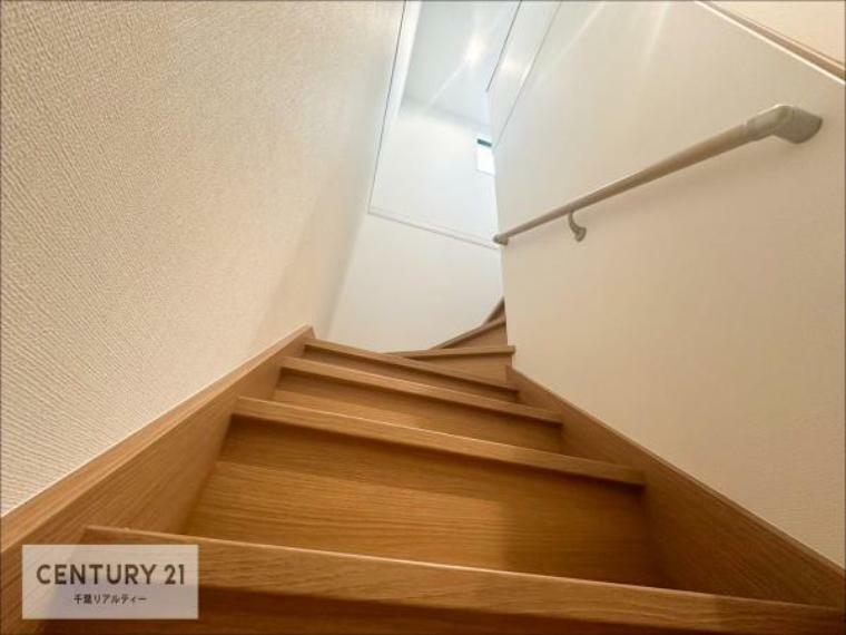 階段は明るく手摺りもついています。お子様やご年配の方も安心してご利用頂けますね。