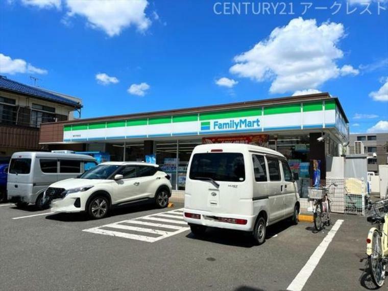 コンビニ ファミリーマート　東所沢駅前店 24時間営業なので、急なお買い物にも便利です。飲食物や軽い日用品を販売しております。駐車場；有