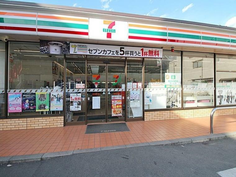 セブンイレブン西東京田無7丁目店 24時間営業<BR/>青梅街道沿いに位置しています。<BR/>ホットスナック、お弁当やカフェドリンクなど販売しています。<BR/>駐車場:有（9台）