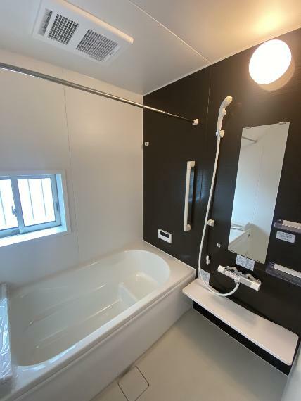 浴室 （2号棟）一日の疲れを癒すバスルーム。雨の日にも便利な、室内物干しを設置済みです！