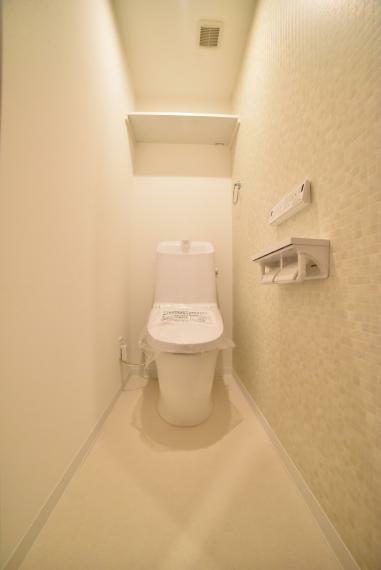 トイレ 【同社施工例】暖房便座・ウォシュレット機能付きで快適にお使いいただけます。