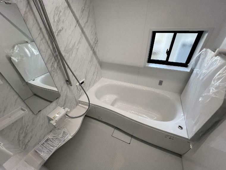 浴室 浴室には窓があり通風良好でいつも清潔感を保ちます。
