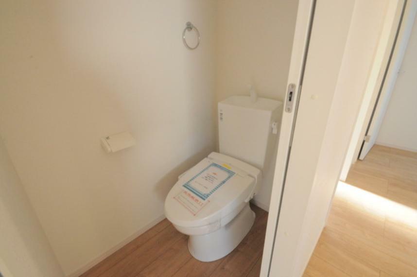 トイレ 2階　ウォシュレット機能付トイレです。