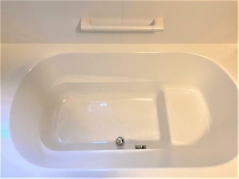 同仕様写真（内観） 【B号棟　浴室（同形状・同仕様写真）】1坪タイプの浴室です。大きな浴槽は足を伸ばして入浴出来るので日々の疲れを癒せます。