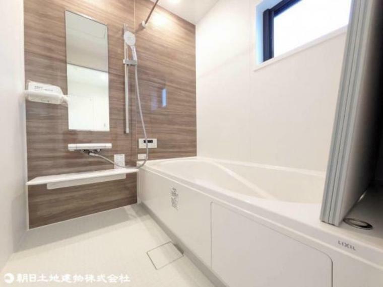浴室 落ち着いた色合いの壁面、ゆっくり、ゆったり寛げるバスルーム。