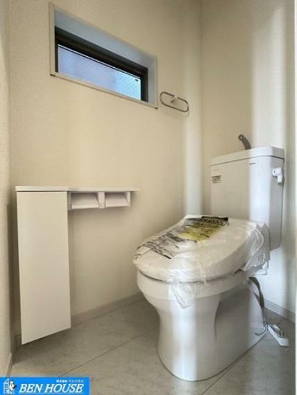 トイレ ・清潔感のある明るいトイレ空間。快適なトイレタイムに欠かせない温水洗浄便座付きです。・窓付きで明るく換気も充分なトイレです。・いつでも現地へのご案内可能です・是非ご確認ください