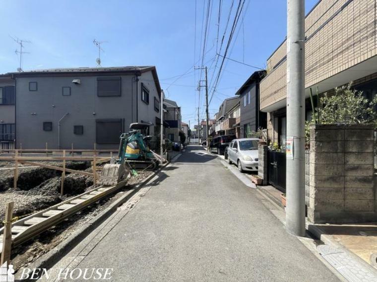 現況写真 前面道路含む外観・見通しの良い前面道路でお車の駐車も楽々です！