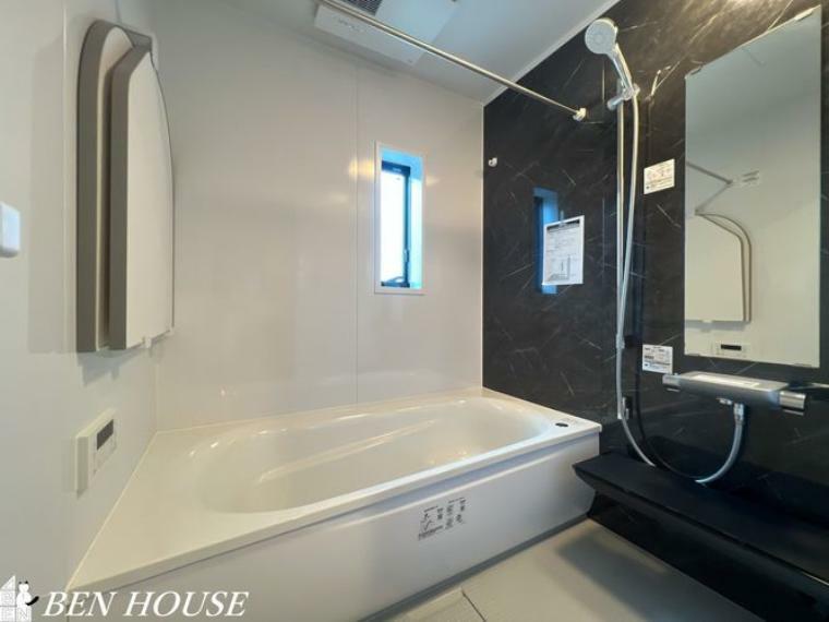同仕様写真（内観） 浴室（同仕様参考写真）・脚を伸ばしてくつろげる1坪サイズの浴室でバスタイムを快適に過ごすことができます。