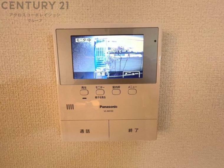 TVモニター付きインターフォン 訪問者が来たときにテレビ画面で確認できるため、安心してドアを開けられます。録画機能があるものもあり、留守中に来訪者を記録しておくことができます。利便性が高く、セキュリティ面でも安心です。