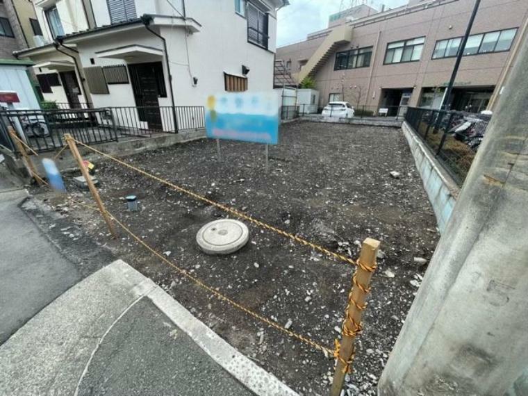 現況写真 土地の面積＝住宅面積ではありません。建ぺい率の問題などで、土地のある場所によって住宅を建てられる面積は限られています。高さもしかり、「土地」という言葉の中には、建築条件も含まれると考えておきましょう。