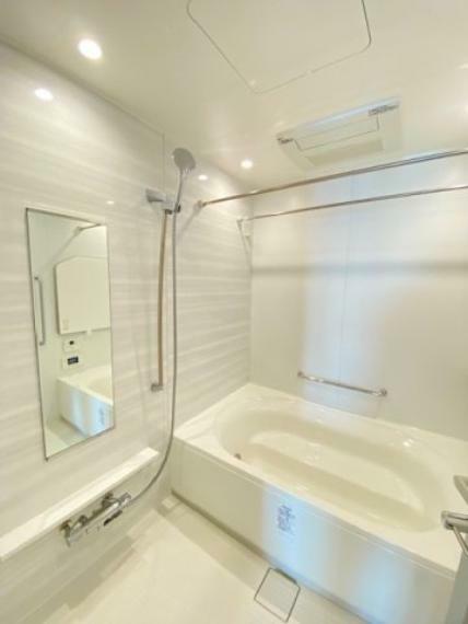 浴室 【浴室】 浴室乾燥機付き、手摺付きの浴室です。ヒートショック対策もしっかりできますので、シニア世代の方にも大変おすすめな物件です。