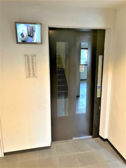 防犯カメラ設置のエレベーター。ホールのモニターで内部を確認できます