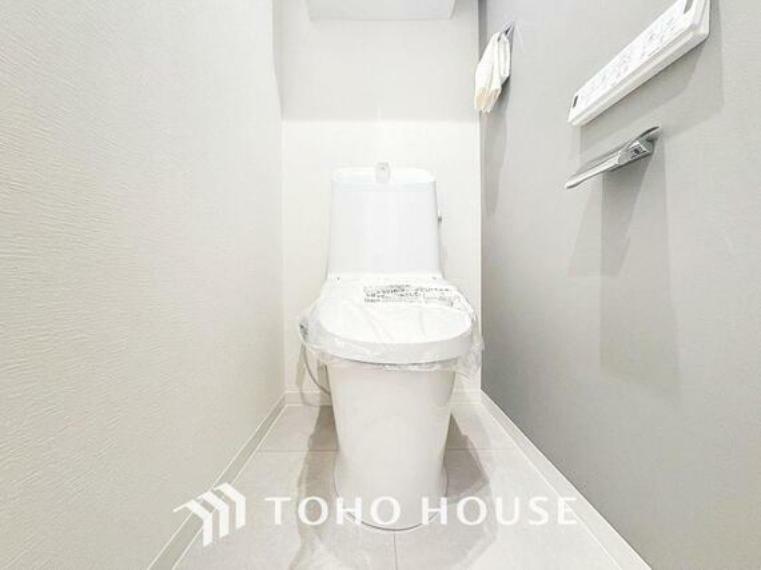 トイレ 「リフォーム済・トイレ」トイレは快適な温水洗浄便座付です。清潔感のあるホワイトで統一しました。いつも清潔な空間であって頂けるよう配慮された造りです。
