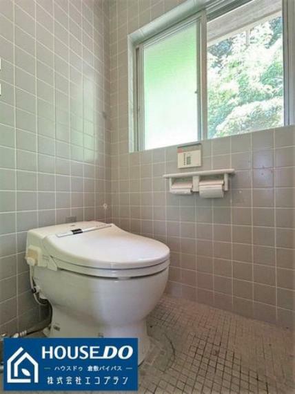 【トイレ】トイレは白色基調の清潔感あふれるトイレ！窓付きで嫌な臭いもこもりませんね