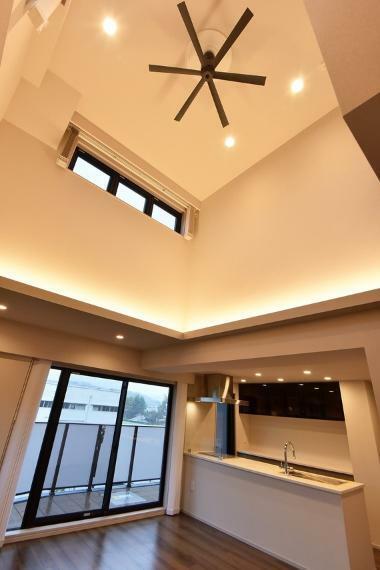 居間・リビング 空間にゆとりのあるLDKには、間接照明とダウンライトを複数配置し、くつろぎの雰囲気を演出しています。