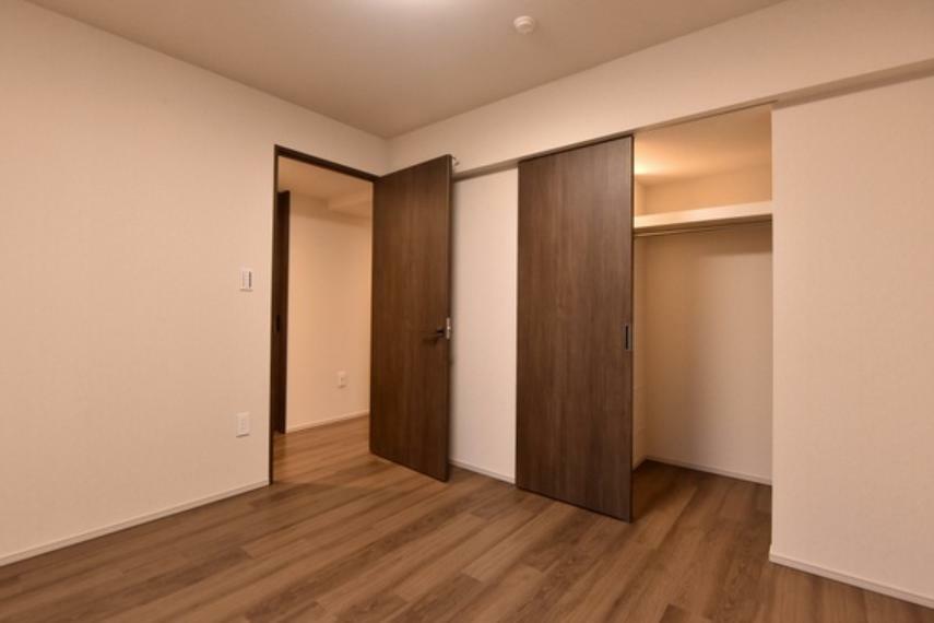 各室にウォークインクローゼットがあり、棚を置く必要がないためお部屋のスペースを有効的に使えます。