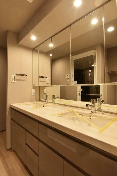 洗面化粧台 ダブルボウル洗面台は、高級感のあるホテルライクな洗面室。暮らしにゆとりと満足感をもたらします。