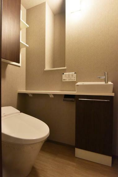トイレ 清潔感を保てる手洗い器付き。デザイン性・機能性にこだわったタンクレストイレです。