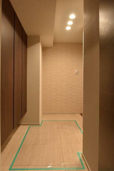 玄関 玄関から続く廊下は、居室が見えない設計となり、プライバシー性に優れております。