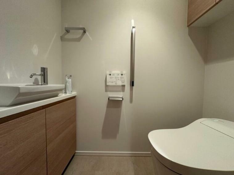 トイレ 清潔感のある快適なシャワートイレ。手洗いカウンターも設置してあります。