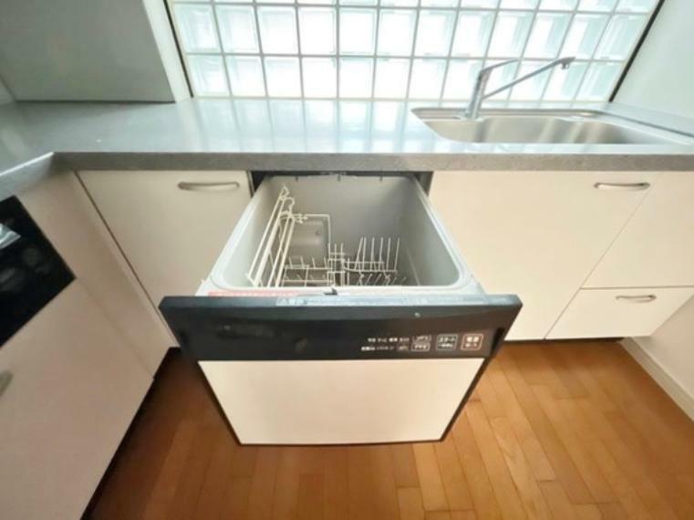 キッチン 明るさをもたらす魅力のキッチンスペース。様々なシーンで家事の時短に役立つ食洗機付。