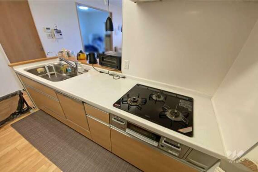 【キッチン】LDKに対面しているキッチンです。食器洗浄機や浄水器もついている充分な設備です。
