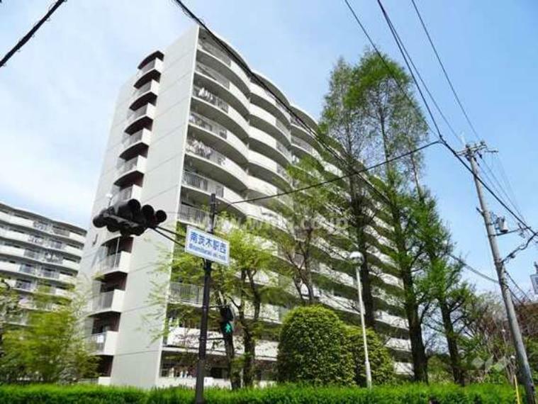 外観写真 阪急南茨木ハイタウン駅前高層住宅J棟の外観（南西側から）
