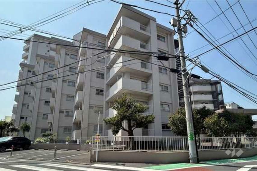 梅田マンションの外観写真。1973年築のマンションです。